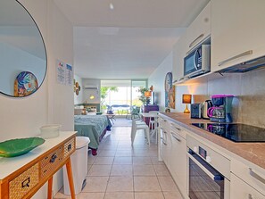 Fridge, microwave