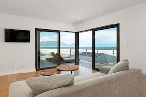 TV - Spectacular Villa 2 Minutes From The Beach (Cape Town)