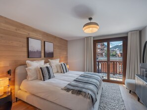 5 bedrooms, free WiFi, bed sheets, wheelchair access