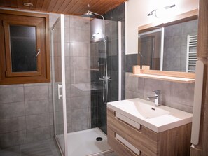 Bathroom - Spacious 2-BR Apt, Sleeps 6, Wi-Fi, Parking, Near Ski Lifts & Lake - Les Gets (Les Gets)