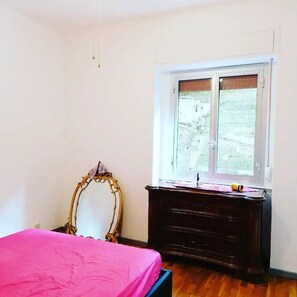 1 sovrum och sängkläder