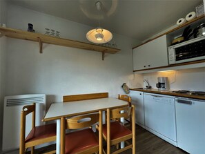 Fridge, coffee/tea maker, toaster