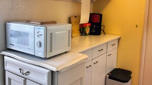 A compact kitchenette with a microwave, coffee maker, and a small trash bin. - T2 Apartment in Balcons de Villard, sleeps 4-6, near slopes (Villard-de-Lans)