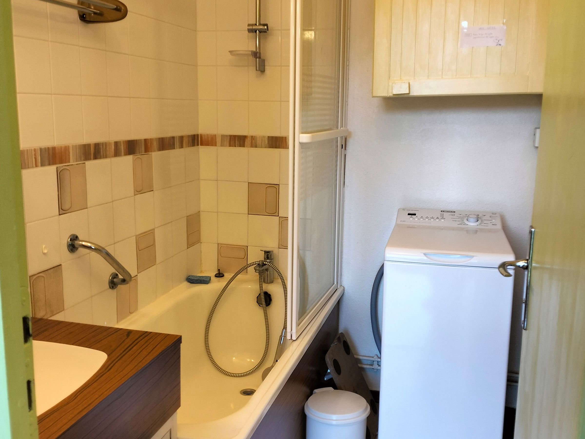 Un baño con bañera, ducha e inodoro.
