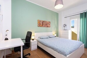 2 soverom, skrivebord, strykejern/-brett og wi-fi