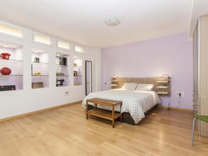 Free WiFi, bed sheets - Luxury Loft near Santa Cruz, Parking Included (Sevilla)