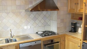 A kitchen with a Bosch dishwasher, oven, and gas stove. - 3 bedrooms, private parking, Wi-Fi, Les Gets (Les Gets)