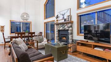 Una Smart TV, una chimenea, libros, una biblioteca de música