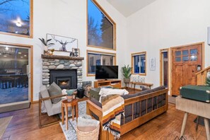 スマートテレビ、暖炉、書庫、ミュージックライブラリ