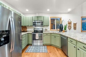 冷蔵庫、電子レンジ、オーブン、コンロ