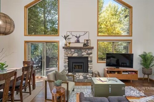 The Retreat@ the Cottages-tucked in towering pines