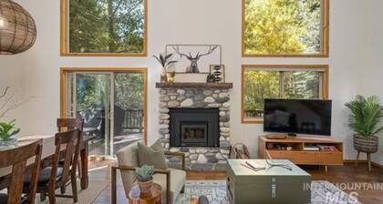 The Retreat@ the Cottages-tucked in towering pines