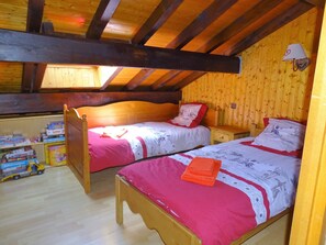 4 bedrooms, free WiFi, bed sheets - Spacious chalet in Les Gets with fireplace, WiFi and pets allowed (Les Gets)
