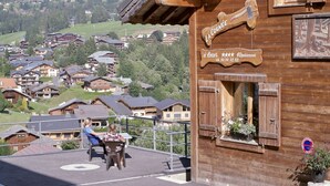 A wooden building with a sign indicating it is a restaurant named "La Cogne" with a capacity of 10 people.