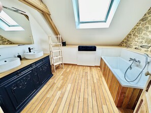 Doccia, asciugamani, sapone, carta igienica