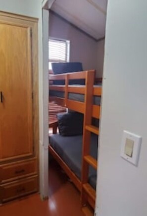 3 quartos, escrivaninha, ferros/tábuas de passar roupa