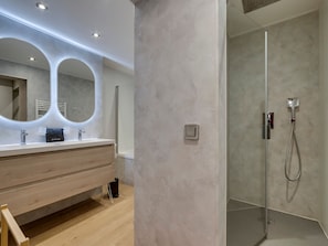 Hårføner og håndklær