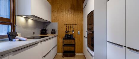 Kühlschrank, Ofen, Geschirrspüler, Wasserkocher mit Kaffee-/Teezubehör