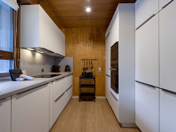 Fridge, oven, dishwasher, coffee/tea maker