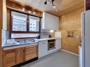 Kjøleskap, ovn, oppvaskmaskin og kaffetrakter/tekoker