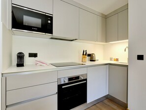 Kühlschrank, Mikrowelle, Ofen, Geschirrspüler