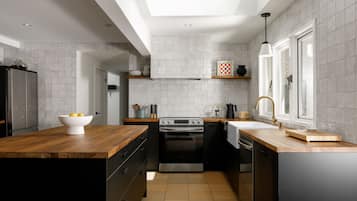 Frigorífico, microondas, horno y placa de cocina