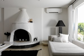 4 bedrooms, iron/ironing board, travel crib, free WiFi