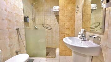 Standard Triple Room | Bathroom