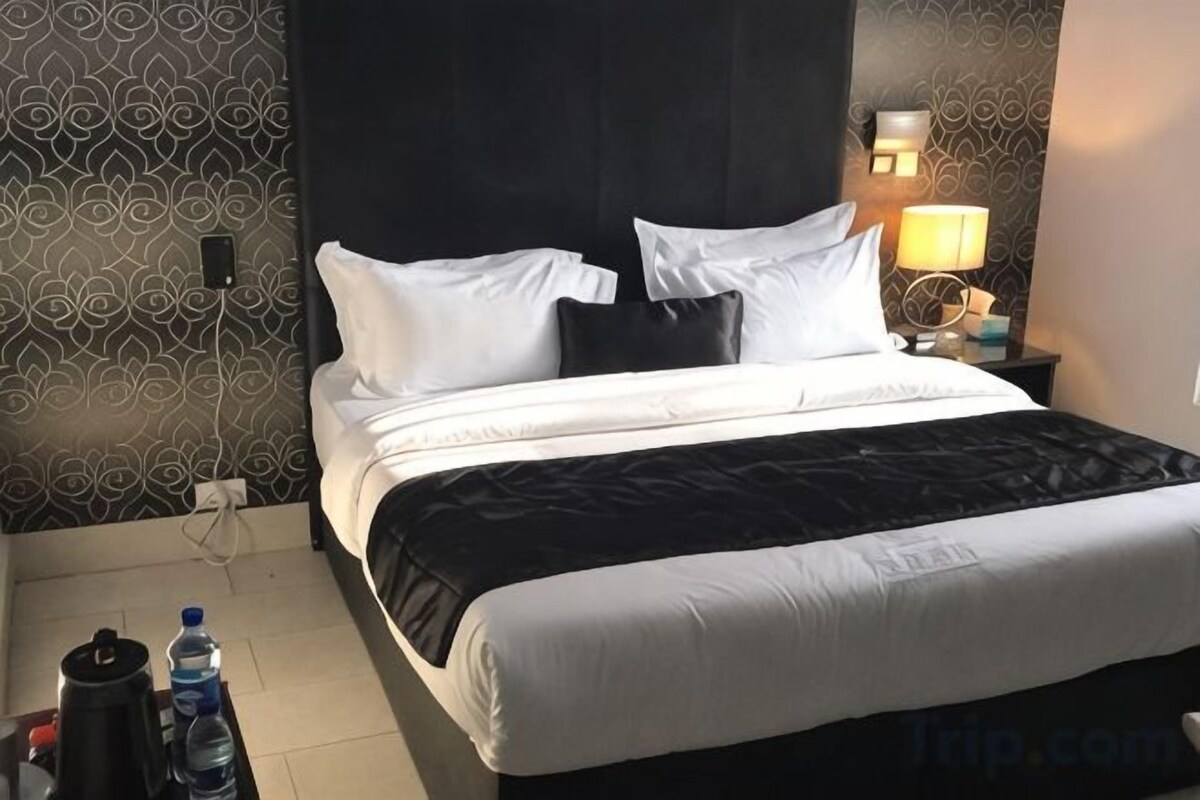 1 bedroom, bed sheets
