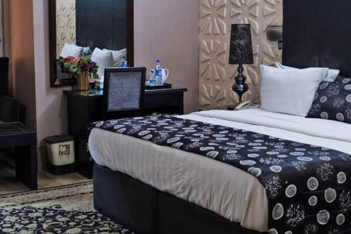 1 bedroom, bed sheets