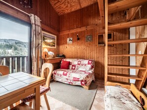TV, offices - Charming Chalet for 6 with Mountain Views, Wi-Fi, Parking, Near Ski Lifts (Les Gets)