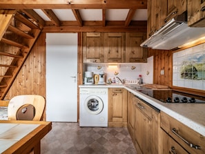 Fridge, microwave, oven, dishwasher - Charming Chalet for 6 with Mountain Views, Wi-Fi, Parking, Near Ski Lifts (Les Gets)