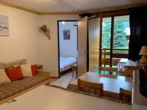 Room - Bright studio cabin with balcony, near shuttle in Morzine (Morzine)