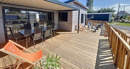 Chalet avec Terrasse, 6 Couchages et Piscine Chauffée à Proximité de la Plage