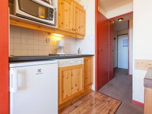 Fridge, microwave, dishwasher, coffee/tea maker