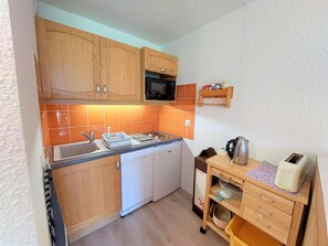 Private kitchen - Cozy Ground Floor Apartment in Autrans, Near Village and Ski Trails, Sleeps 5 (Autrans-Méaudre en Vercors-Autrans)