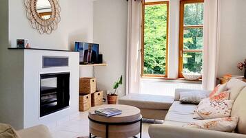 Fernseher, Kamin, Tischfußball, Tischtennisplatte