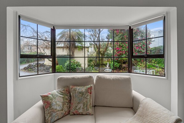 TV - Central Comforts - Mount Eden Holiday Home (Auckland)