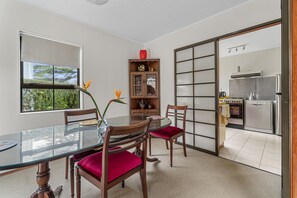 Dining - Central Comforts - Mount Eden Holiday Home (Auckland)