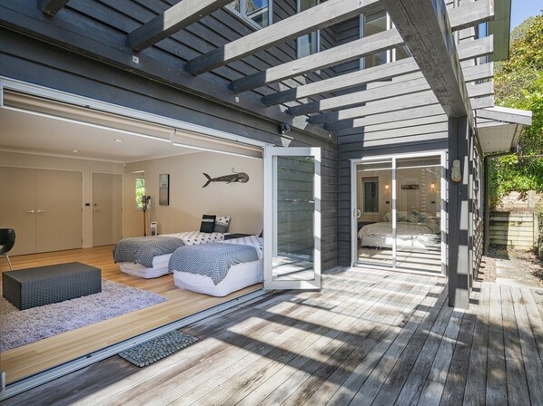 4 bedrooms, iron/ironing board, WiFi, bed sheets