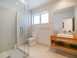 Shower, hair dryer - Flaxmill Treasure - Cooks Beach Holiday Home (Cooks Beach)