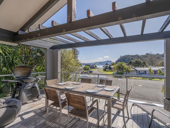 Outdoor dining - Flaxmill Treasure - Cooks Beach Holiday Home (Cooks Beach)