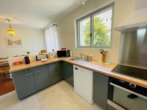 Kühlschrank, Mikrowelle, Ofen, Geschirrspüler