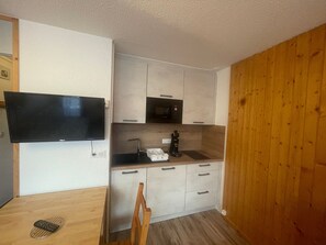 Coffee/tea maker, fridge, microwave, toaster