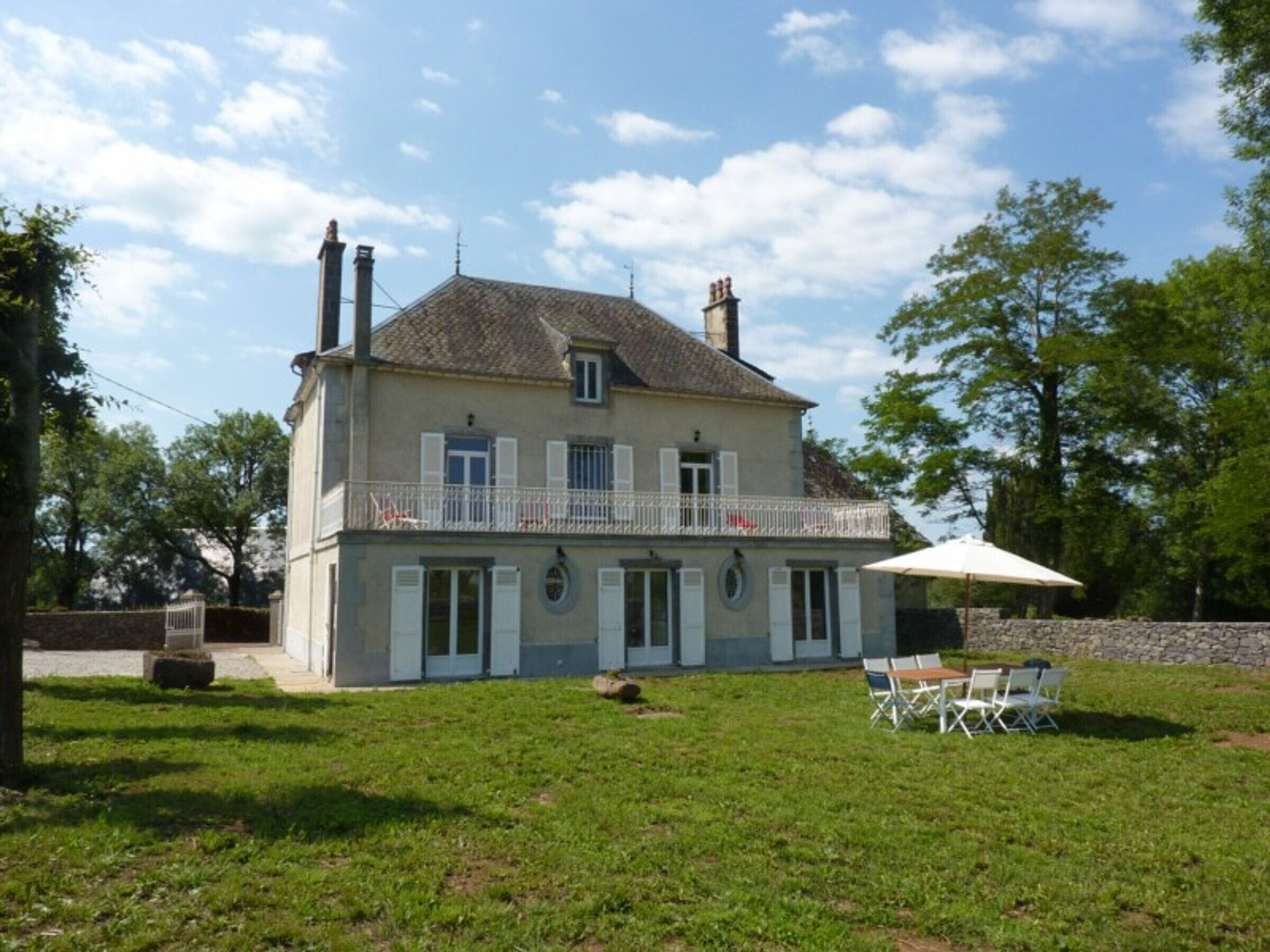 Gîte Mauriac, 7 rooms, sleeps 12