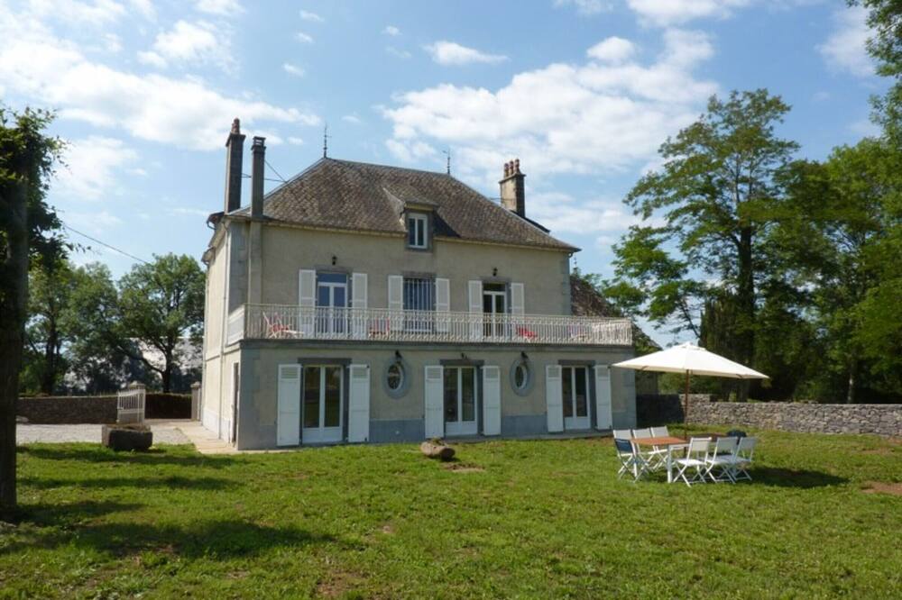 Gîte Mauriac, 7 rooms, sleeps 12