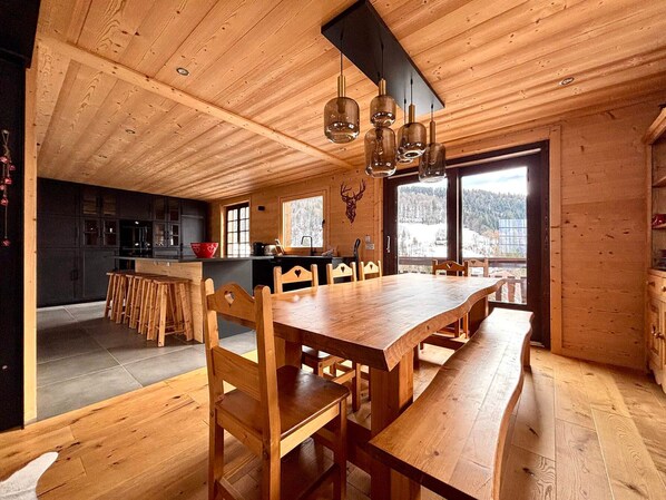 Dining - Cozy chalet in Flumet for 8-10 people with fireplace and WiFi (Flumet)
