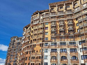 A multi-story building with balconies and large windows. - Charming studio for 4 in Avoriaz with balcony (Avoriaz)