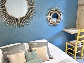 2 bedrooms, free WiFi - "Charming Apt for 5 with Wi-Fi, Parking, Near Ski Lifts & Village Center" (Les Gets)