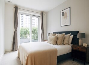 Apartment | Hypo-allergenic bedding, individually furnished, iron/ironing board